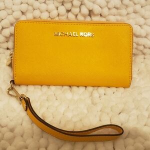 Michael Kors Woman Mercer Leather Multi Function Wristlet Wallet